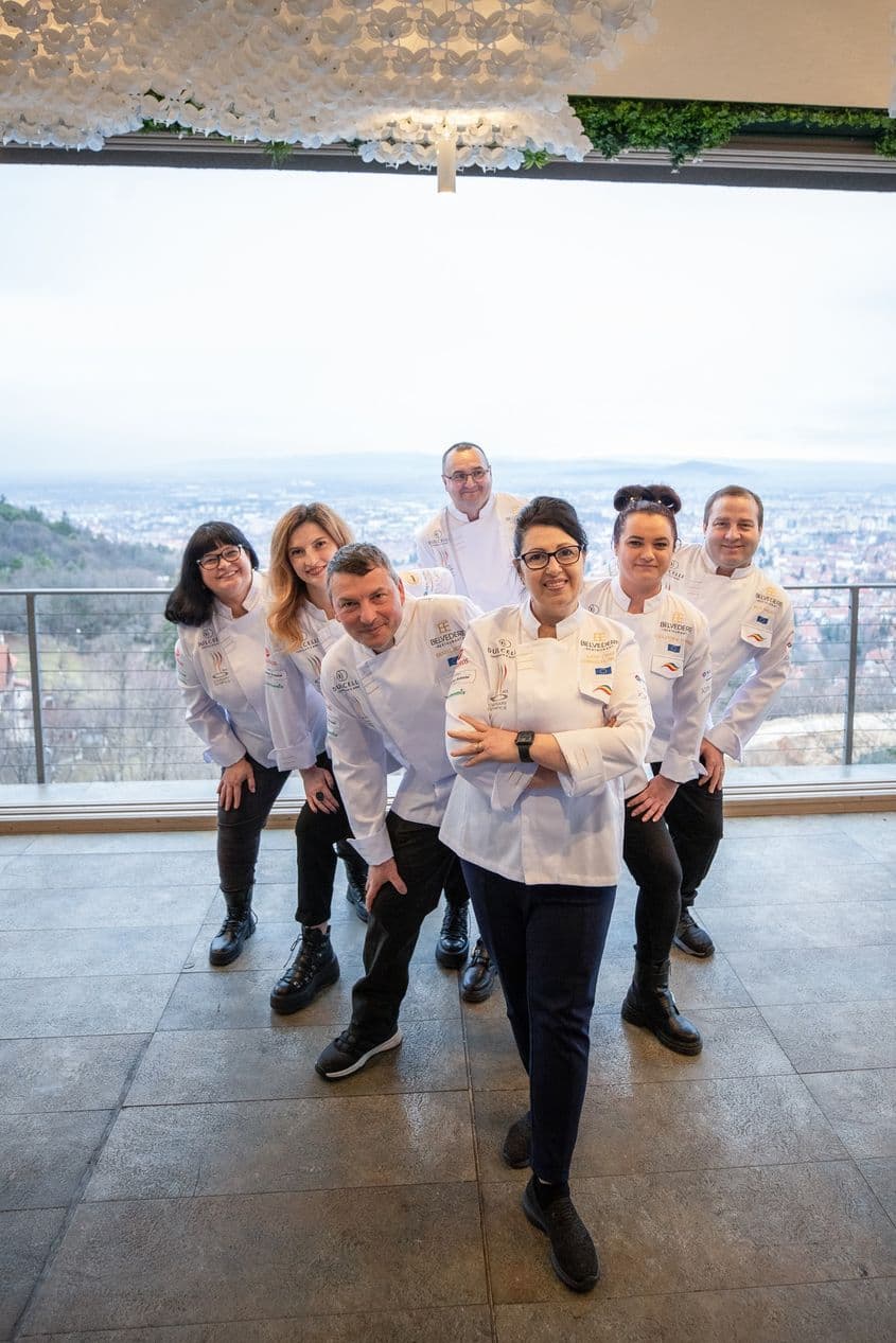 Cornelia Ghișoi și echipa ei. Foto: arhiva personală