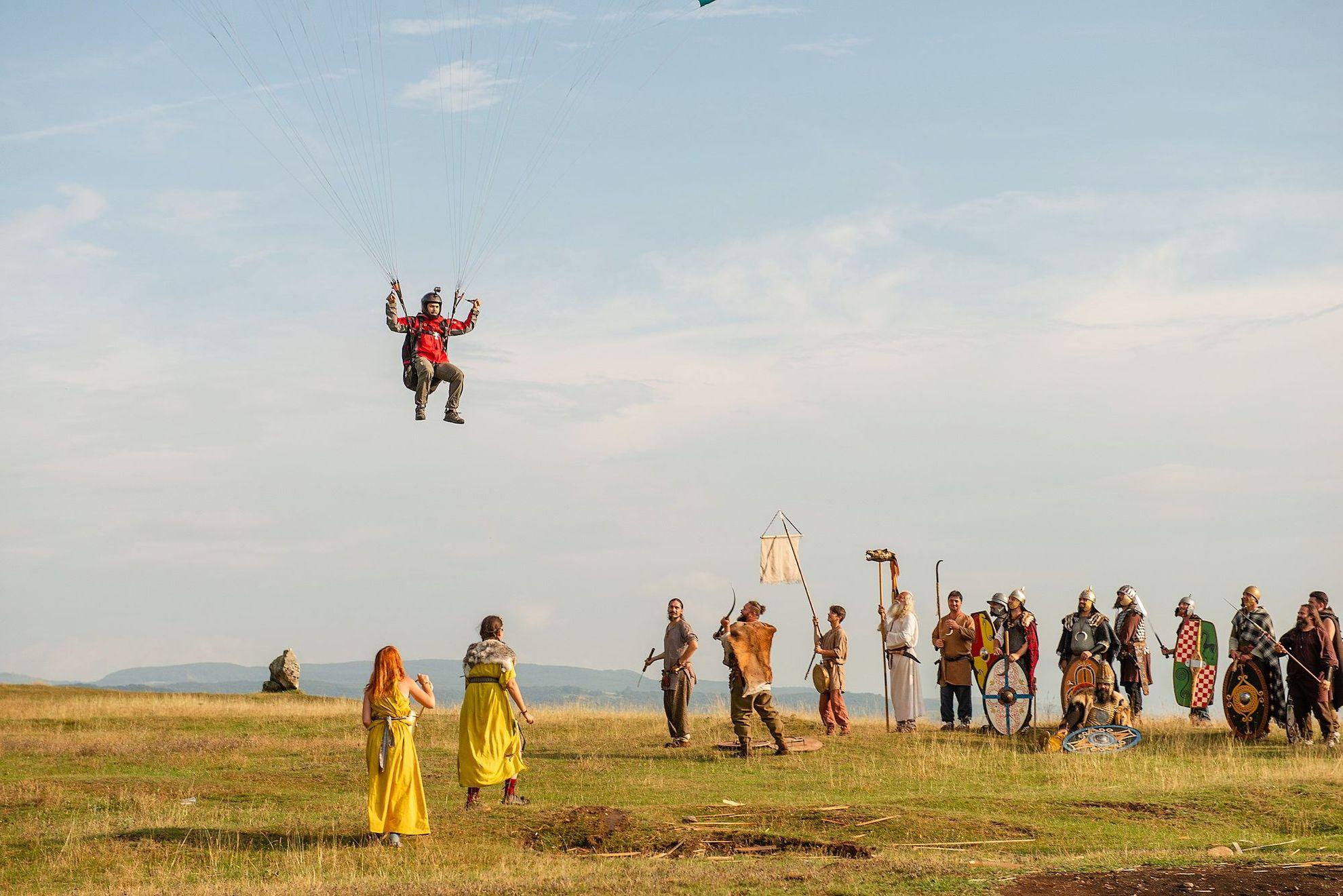 Parapantist dus de vânt aterizează lângă festivalul de reconstituire istorică DacFest, Măgura Uroiului