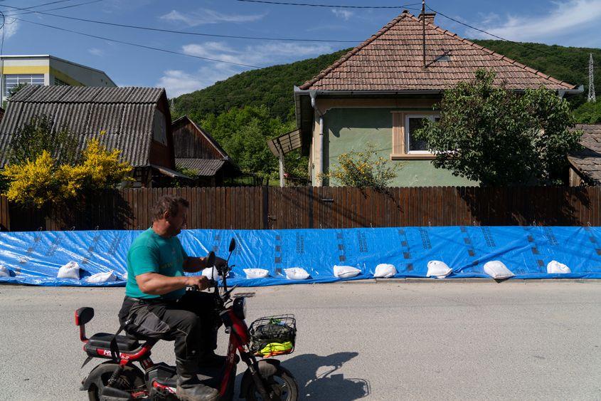 Dig improvizat în localitatea Praid. Foto: Raul Ștef