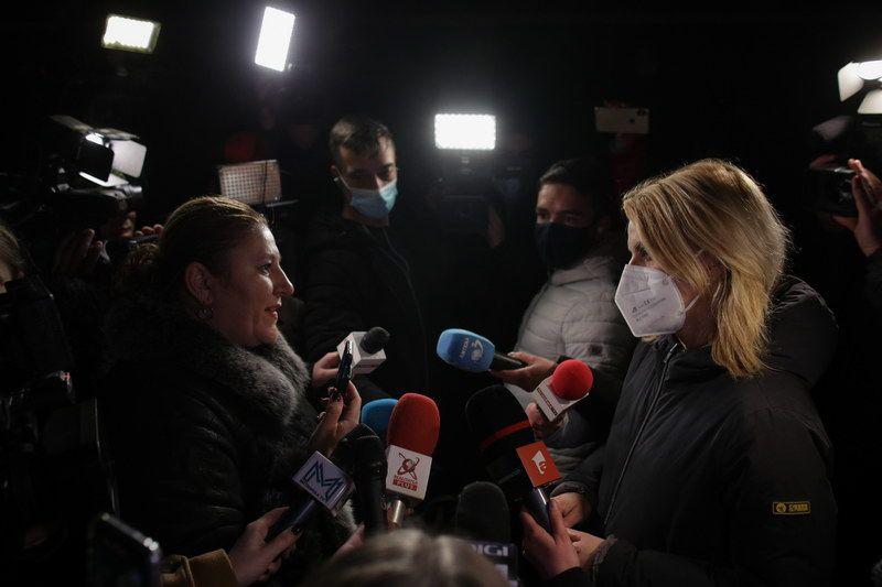 „Diana Șoșoacă și Beatrice Mahler stau față în față în curtea Institutului de Pneumoftiziliologie Marius Nasta din București.” <em>Inquam Photos / Octav Ganea</em>