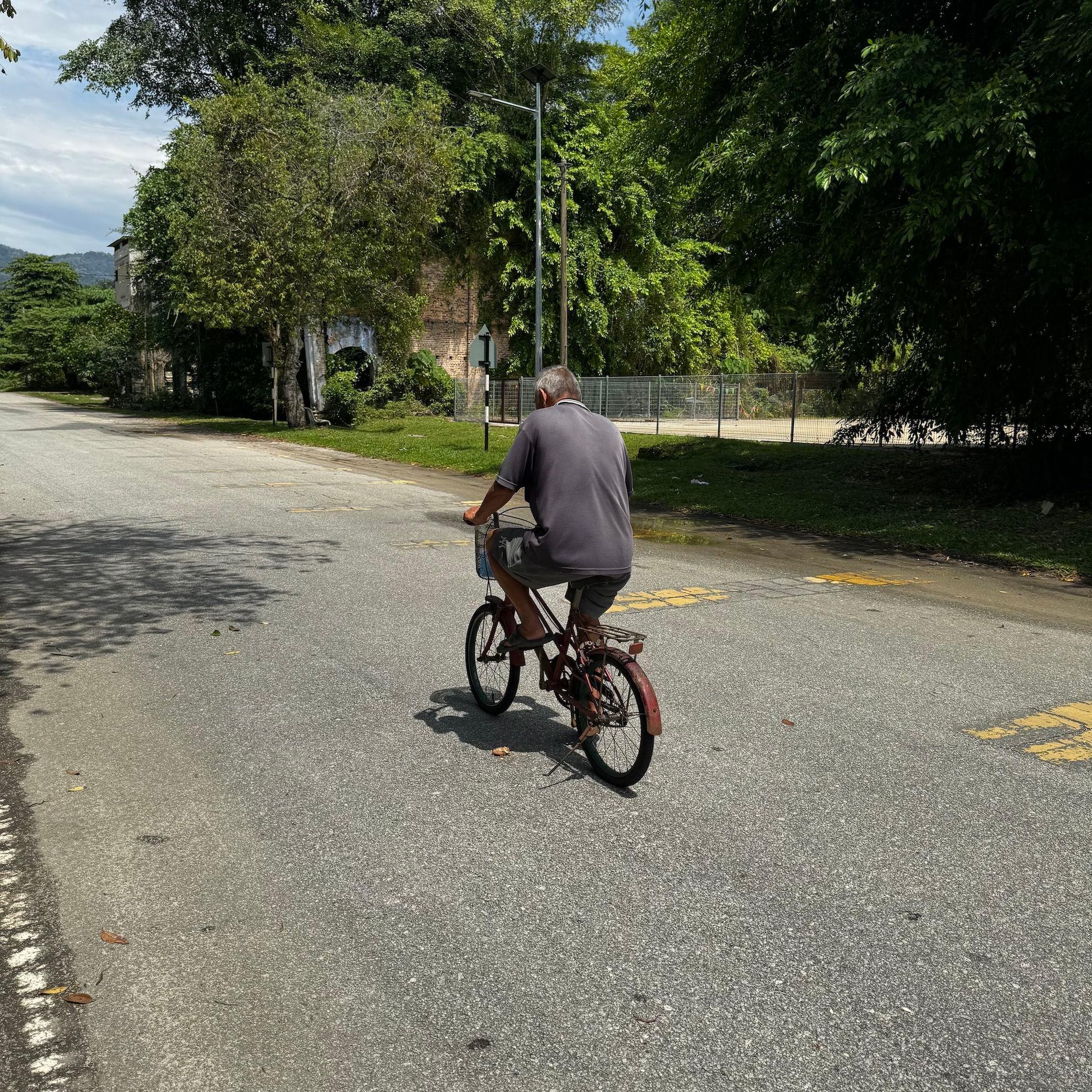 Bătrânul pe jumătate orb pedalează mai departe pe bicicletă. Foto: Ingrid Ștefan