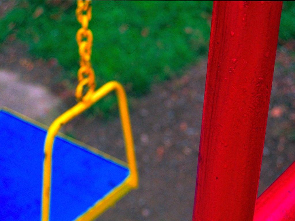 Detaliu leagăn copii dintr-un parc de pe strada General Dragalina (Voicu Bojan)