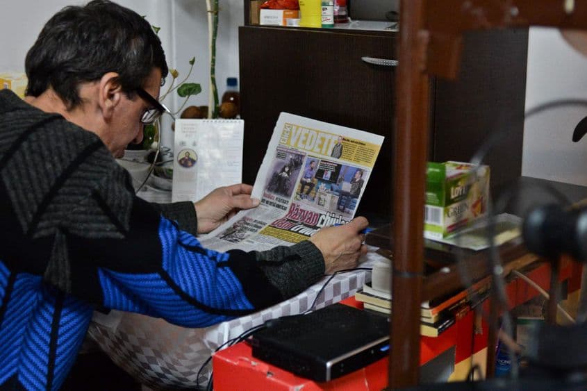Când se întoarce de la muncă, lui Nicușor îi place să citească ziarul sau să completeze integrame.