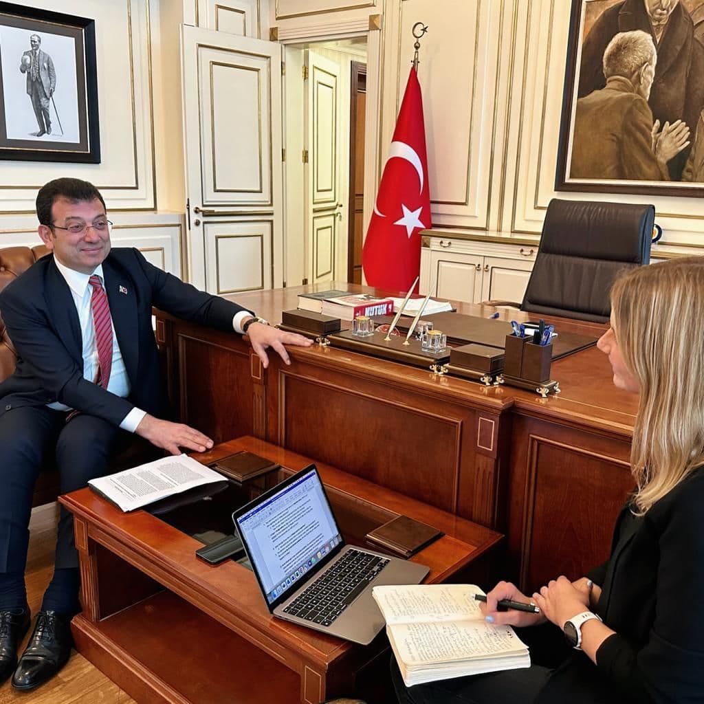 Ekrem İmamoğlu, the current mayor of Istanbul, with reporter Carolina Drüten