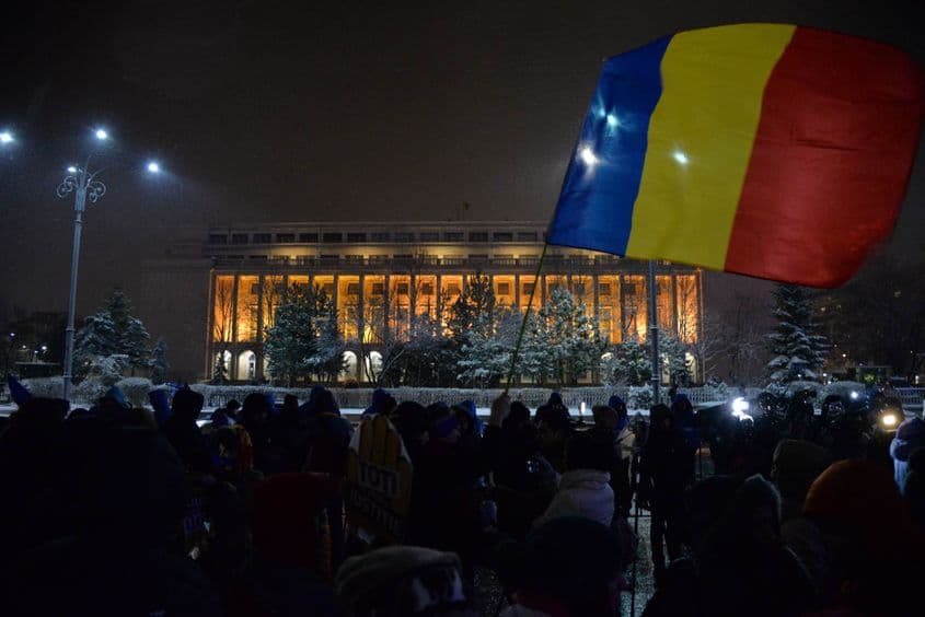 Circa 1000 de persoane au protestat în Piaţa Victoriei după anunţul lui Tudorel Toader. Foto: Lucian Muntean