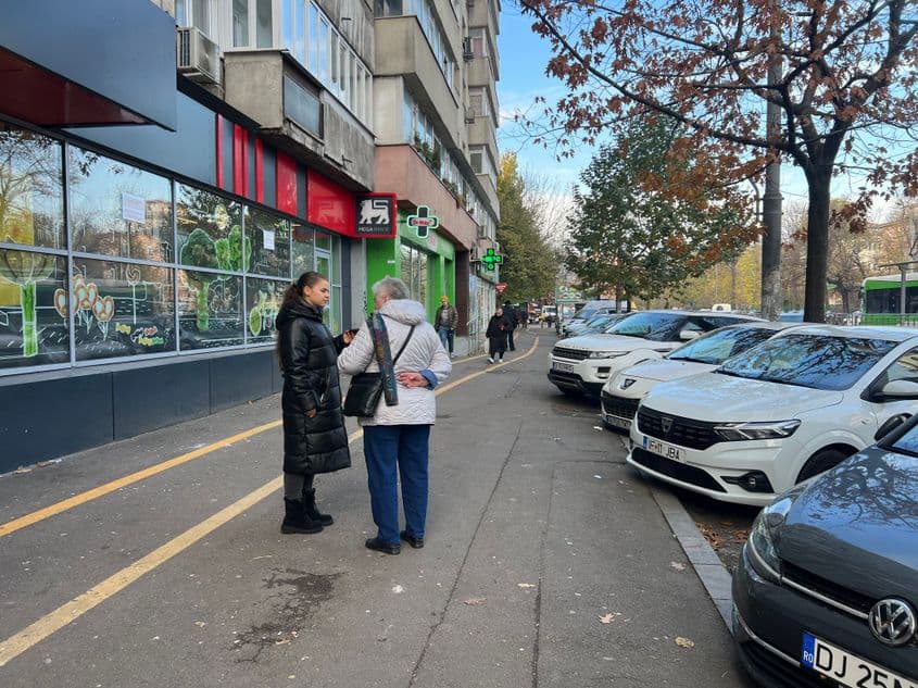 O pensionară oprită în fața unei florării de alături, e la fel de dezamăgită de rezultate. Ea vrea ca toată țara să se revolte si șă se mai aleagă o dată. Foto: PressOne