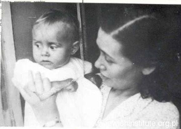 <strong>Margalit Lichtensztajn</strong>, în brațele mamei sale. Institutul Național pentru Studierea Holocaustului din România Elie Wiesel