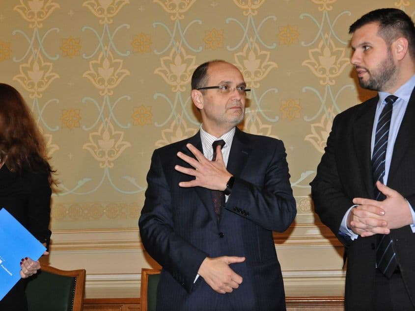 Adrian Curaj (în mijloc) a coordonat crearea unui site antiplagiat pentru UEFISCDI. Foto: Lucian Muntean