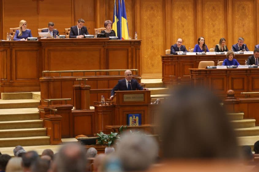 Premierul interimar Ilie Bolojan, în plenul Parlamentului. Foto: Inquam Photos / George Calin
