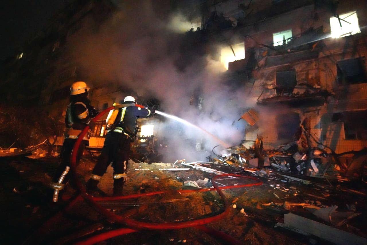 Pompieri ucraineni încearcă să stingă un incendiu în urma bombardamentelor ruse asupra capitalei ( Ukraine Emergency Ministry - Anadolu Agency )