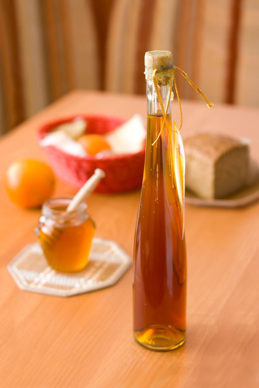 Foto: Kellydt / <a target="_blank" href="https://www.dreamstime.com/stock-photography-bottle-mead-honey-products-image23753292" target="_blank" rel="noreferrer noopener">Dreamstime</a>