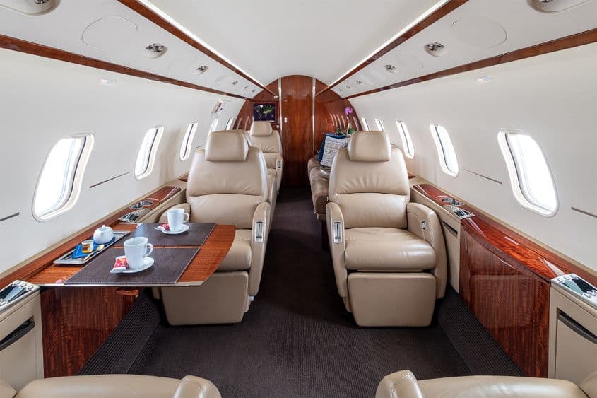 Zborul spre Coasta de Azur: Bombardier Challenger 300 - o aeronavă cu o capacitate de 9 locuri care costă în jur de 26 de milioane de euro. Foto: captură Toyo Aviation
