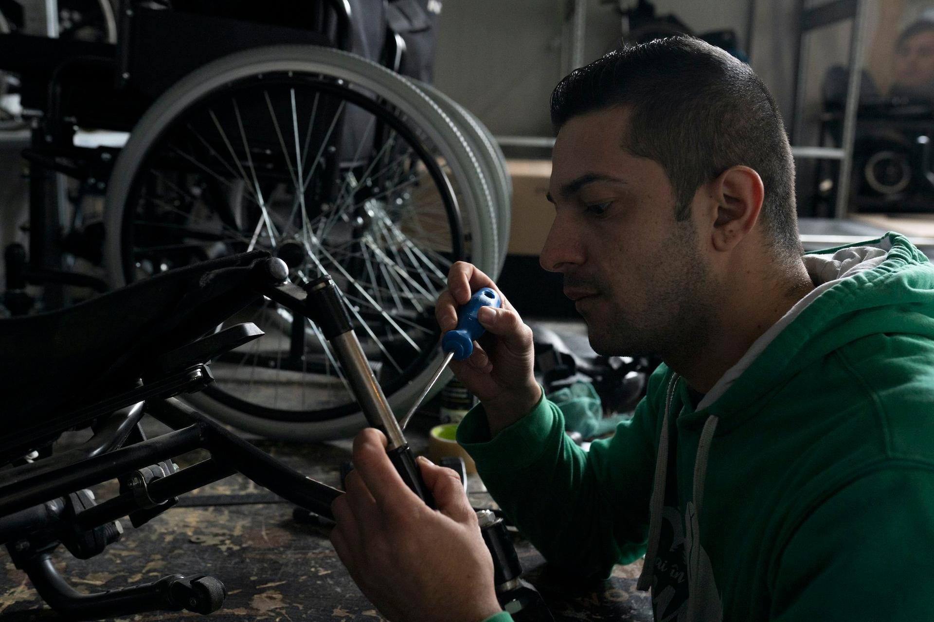 Angel Moraru recondiționează un scaun cu rotile la sediul fundației Motivation, în Bragadiru. Foto: Andreea Câmpeanu