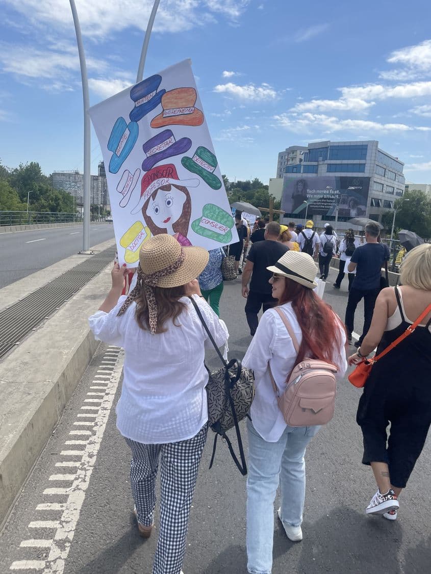 La protestul de vineri au participat și educatoare sau alți reprezentanți ai învățământului preuniversitar. Foto: PressOne.