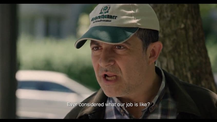 Mihai Călin, în rolul jandarmului homofob. Screenshot via <a target="_blank" href="https://www.youtube.com/watch?v=fZ76-3Ss0-Q&ab_channel=ROLLERCOASTERPRROLLERCOASTERPR">Youtube</a>
