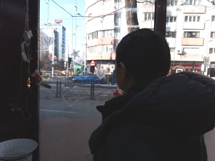 <em>Marina Nica. Peste drum, cu o zi în urmă, se afla florăria înființată de bunica ei acum 40 de ani. Foto: Miriam Țepeș</em>