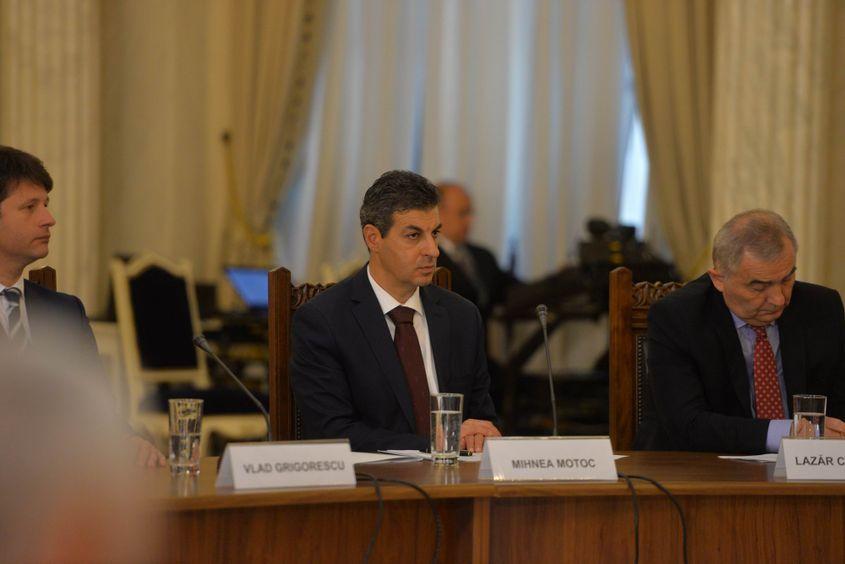 În centru: Mihnea Motoc, ministrul Apărării Naționale.