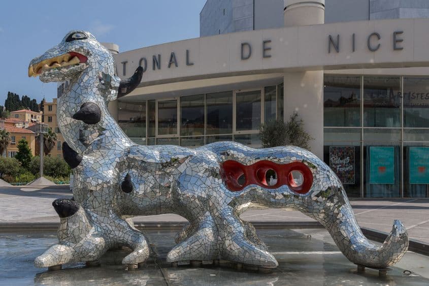 Monstul din Loch Ness, în fața Muzeului de Artă modernă și Artă contemporană din Nisa