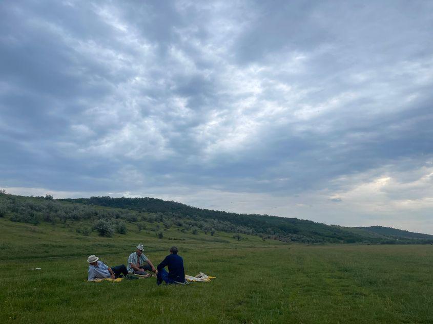 Trei bărbați discută despre politică. Foto: Lavinia Niță / PressOne
