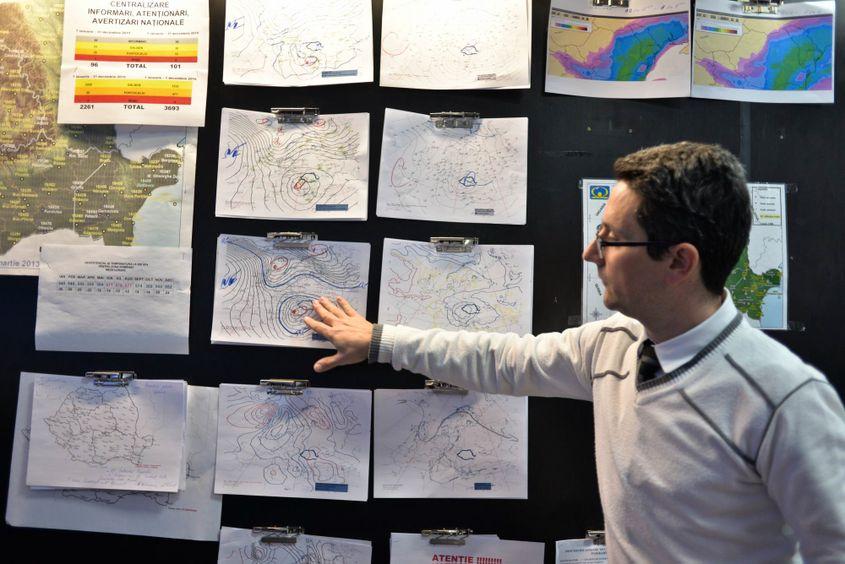 Mihai Timu explică hărți care arată evoluția unui front atmosferic venit dinspre Marea Egee