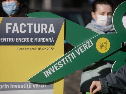 Protestul organizat de către Declic în fața Ministerului Energiei prin care se cere guvernanților reducerea facturilor pentru cetățeni prin investiții verzi, în București, joi 3 februarie 2022. Inquam Photos / George Călin