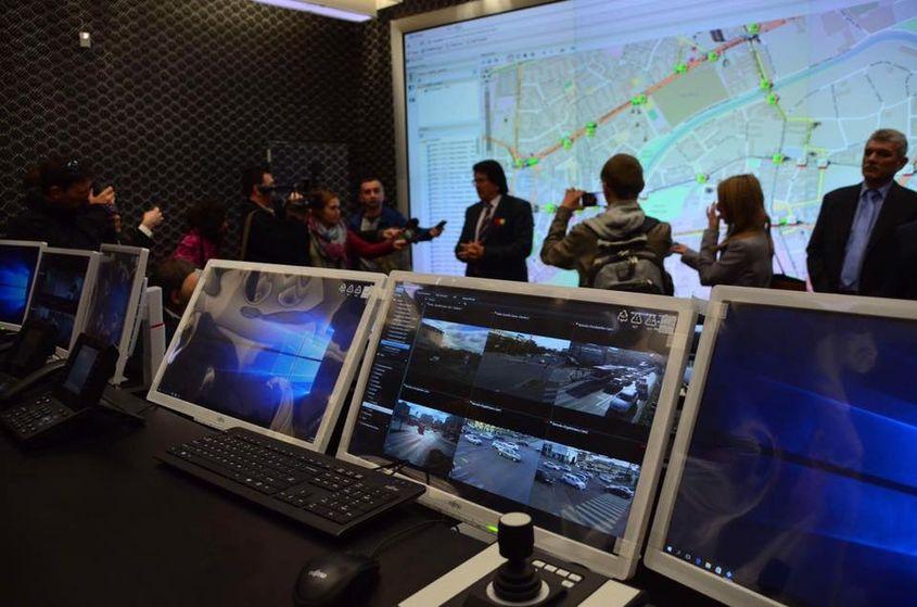 Primarul Timișoarei, Nicolae Robu acordă un interviu jurnaliștilor la Centrul de Control al Semaforizării din oraș. Foto: pagina oficială a lui Nicolae Robu (c)