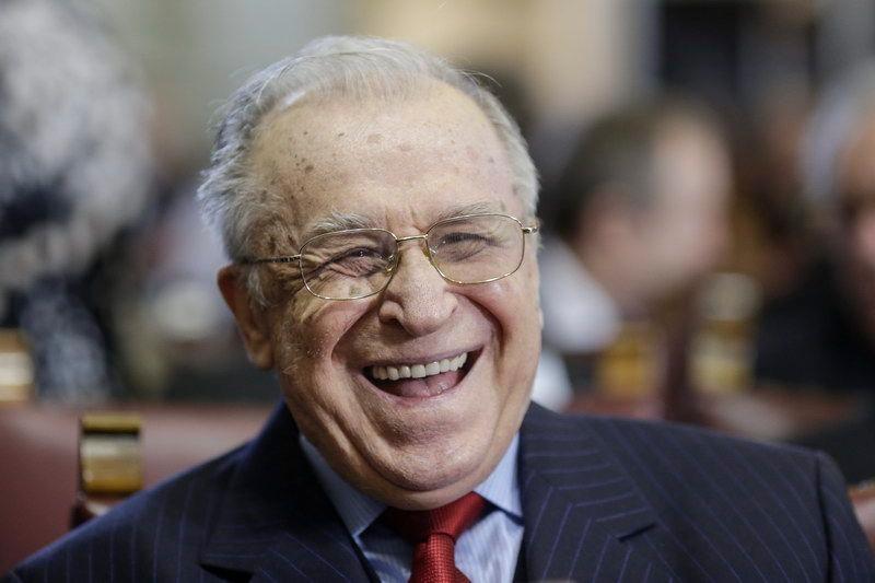 „Ion Iliescu reacționează înaintea sesiunii solemne cea marcat 150 de ani de la înființarea Academiei Române, în București.” <em>Inquam Photos / Octav Ganea</em>