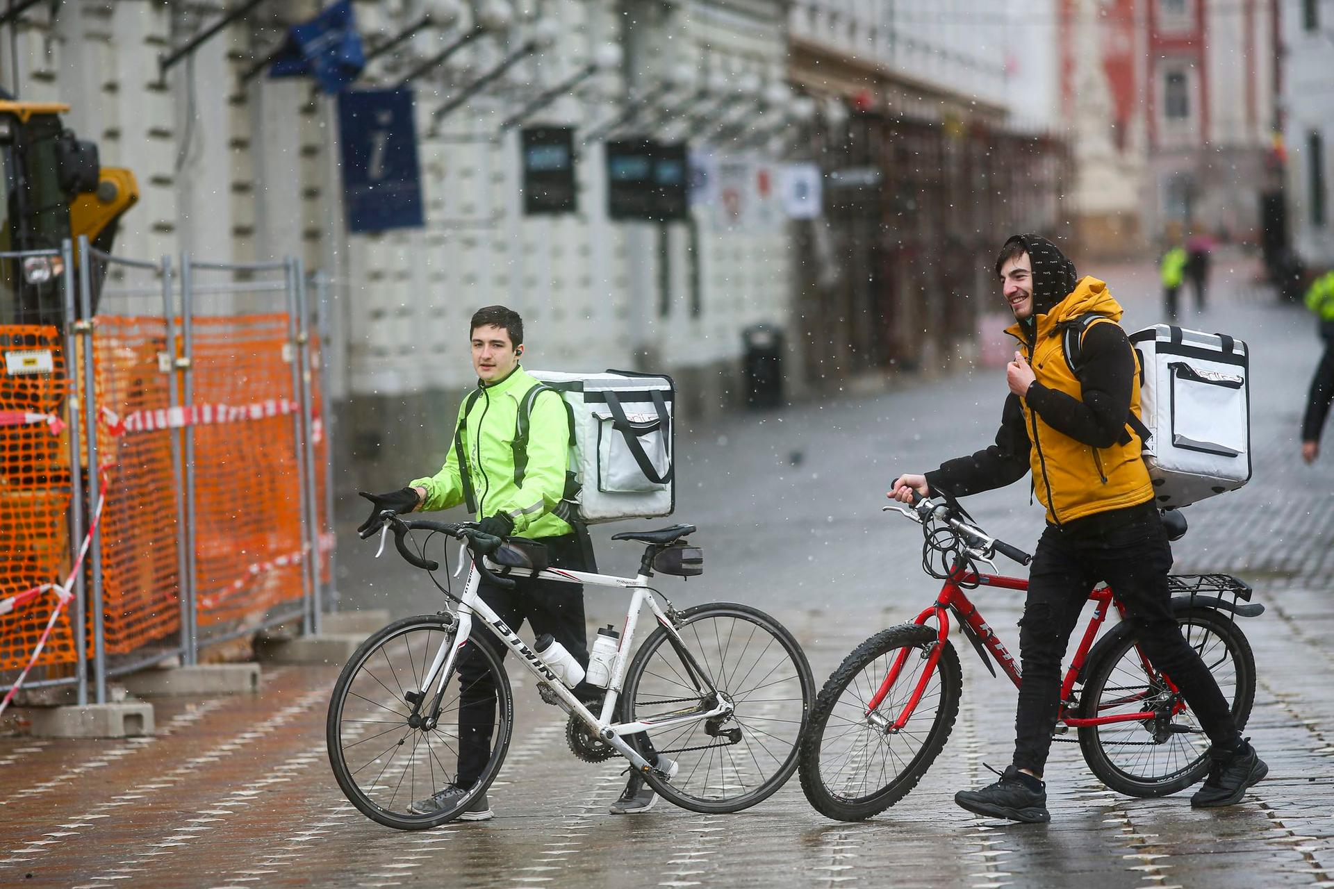 Livratori de mâncare, miercuri 25 martie 2020, Timisoara. Inquam Photos / Virgil Simonescu