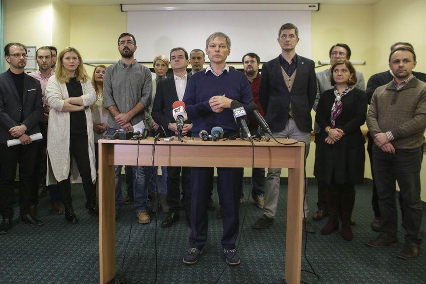 Dacian Cioloș, încadrat de Ludovic Orban și de Dan Barna. Foto: Inquam Photos / Octav Ganea