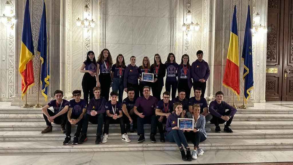 Echipa Ro2D2 din Ploiești, împreună cu Gelu Hanganu (mijloc). Foto: arhiva personlă Alex Radu