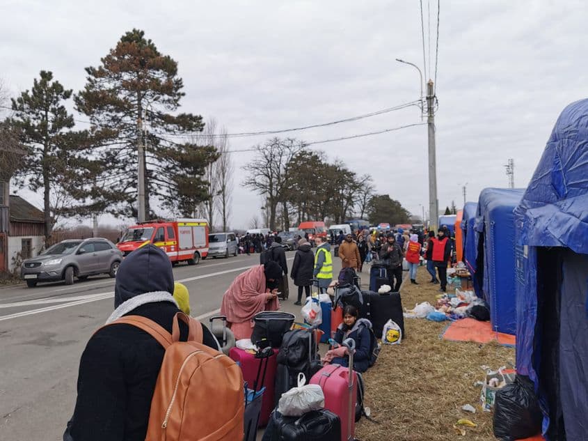 Grupuri de refugiați de la Vama Siret. Foto: Diandra Tănasă