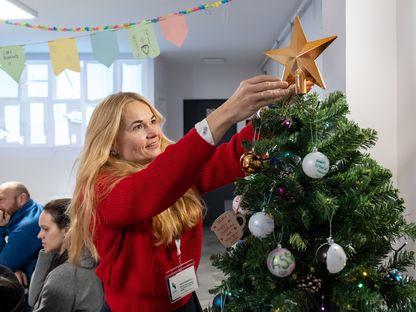 Al treilea Crăciun departe de casă. Yuliia (51 ani), refugiată în Baia Mare în 2023, la un eveniment destinat tradițiilor creștine. Foto: Raul Ștef