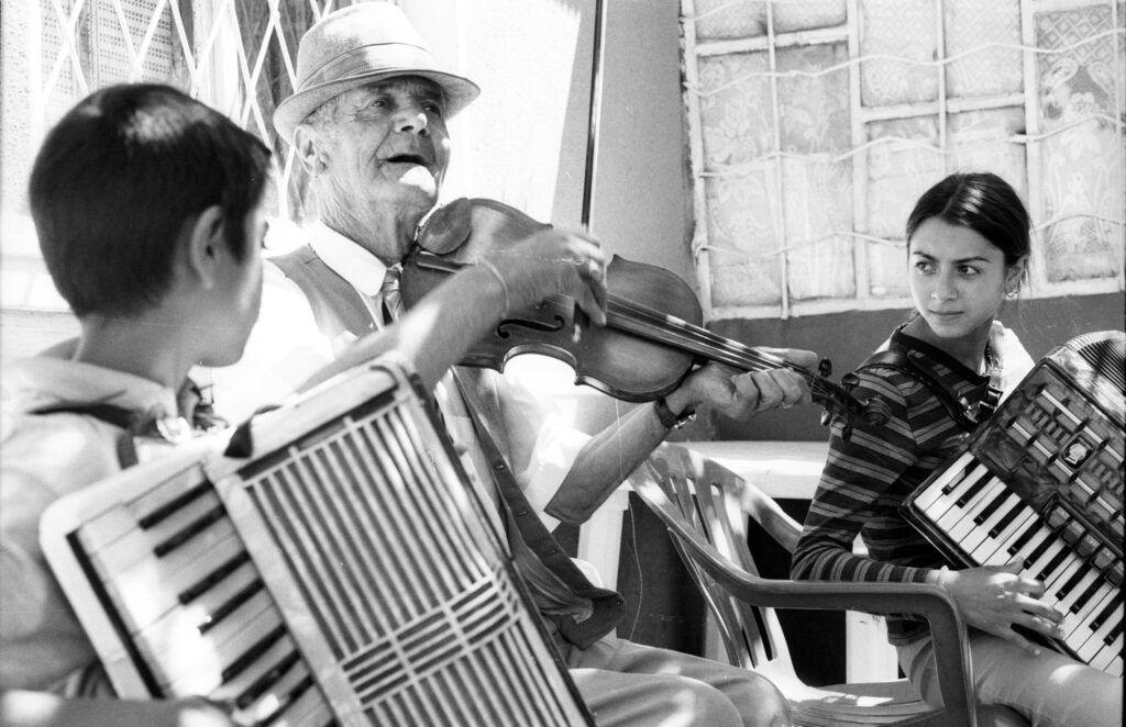 Neacșu Culai și nepoții. Clejani, iunie 2001, de Iulian Ignat