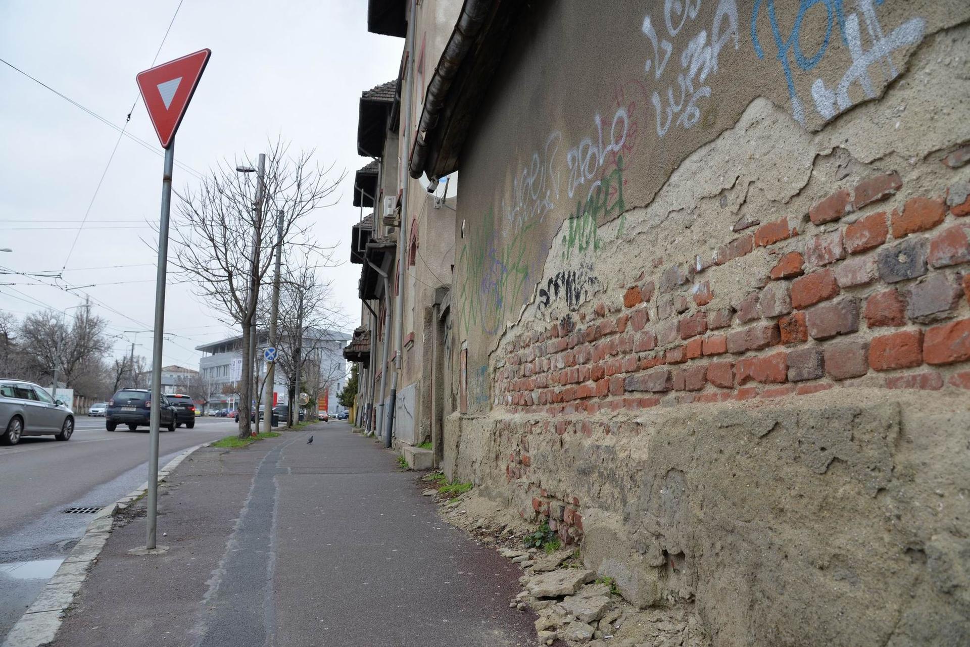 Secția Regională de Poliție Transporturi București are sediul într-o clădire cu risc seismic, aflată pe Calea Giulești, Sector 1, București. Foto Lucian Muntean