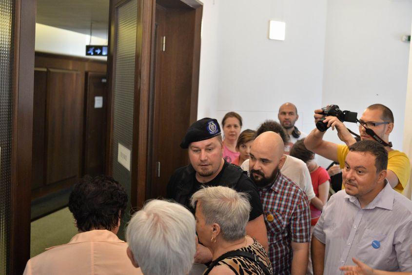 Cetățenii au făcut coadă la intrarea în sala de ședințe.