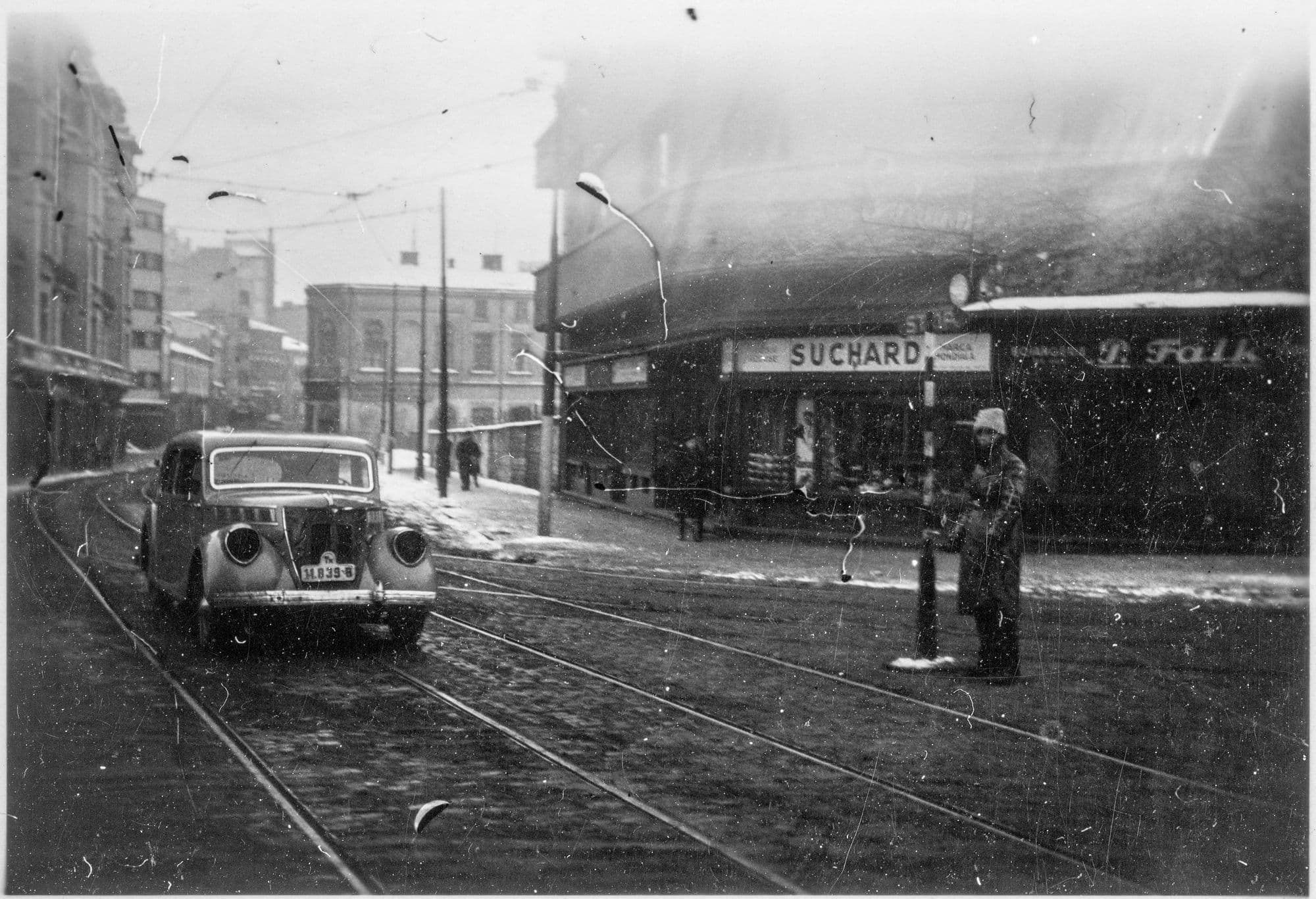 Taxi pe Calea Moșilor, circa 1940, în timpul ocupației germane a Bucureștilor. Foto: <a target="_blank" href="https://www.muzeuldefotografie.ro/2016/10/bucuresti-1940-6-imagini-din-locuri-mai-putin-fotografiate/" target="_blank" rel="noreferrer noopener">Muzeul de Fotografie, Arhiva Alex Gâlmeanu</a>