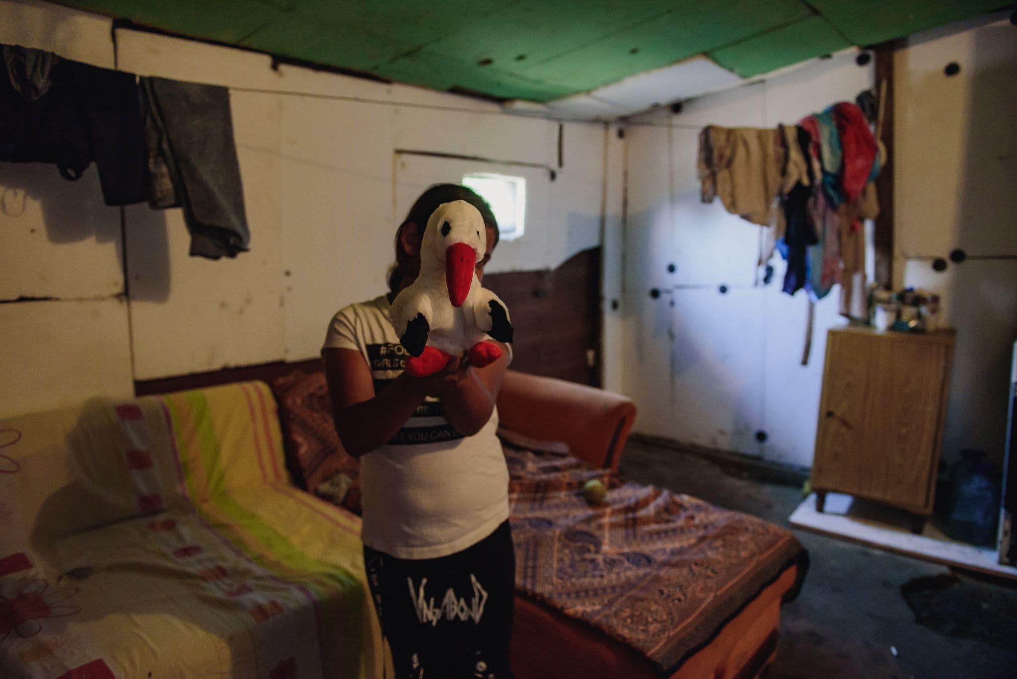 Pentru mulți dintre românii extrem de săraci, chiar și o cameră curată înseamnă enorm de mult. Mariana, în casa ei cea nouă, unde „e mai bine ca dincolo”. Foto: Ioana Epure