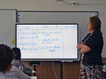 Cât de bine se pricep românii să-și administreze banii? Beneficiile predării educației financiare interdisciplinare în școlile din România, unde 1 din 3 români este analfabet în acest domeniu (P)