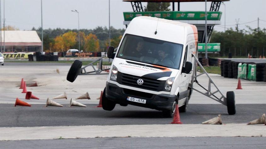 Cursurile de șofat defensiv îi învață pe șoferi cum să reacționeze în situații critice și cum să prevină accidentele. Acestea ar putea salva sute de vieți anual. Foto: Academia Titi Aur