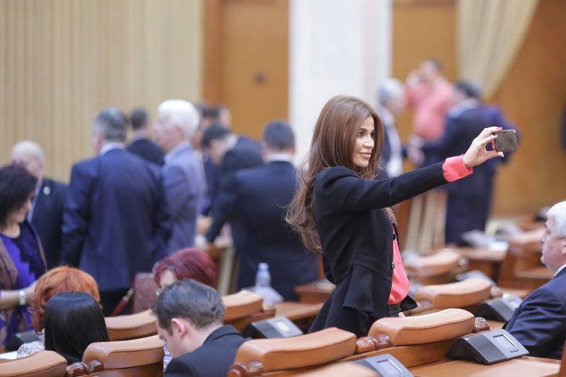 „Deputata PSD Andreea Cosma își face o fotografie în plenul Camerei Deputaților, în prima ședință ordinară a Camerei Deputaților din anul 2017, în București.” <em>Inquam Photos / Octav Ganea</em>