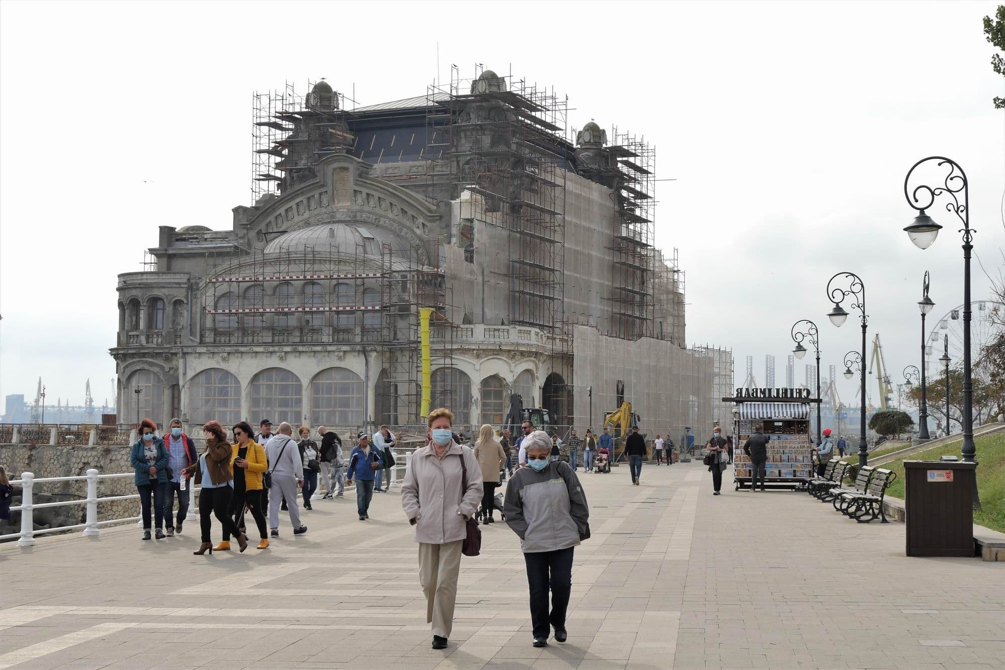 Românii s-au îmbulzit la munte și la mare, respectând normele de distanțare socială atât cât au fost în stare. Sau cât le-a păsat. Foto Lucian Muntean