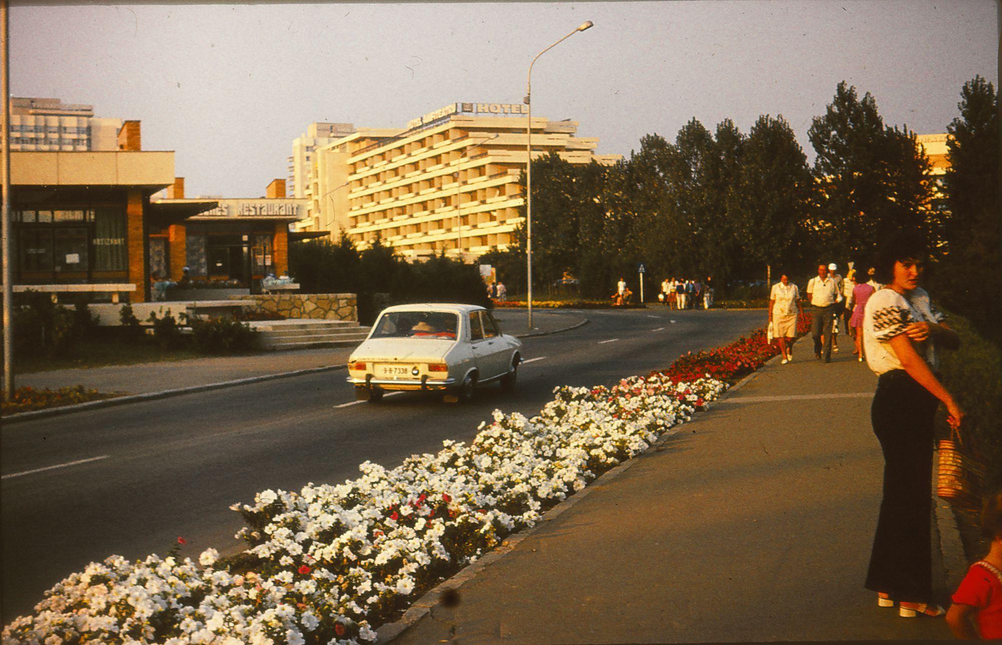 Toate hotelurile dădeau acces la restaurantele adiacente, multe dintre ele cu orchestre live seara. Treptat, porțiile s-au micșorat, calitatea serviciilor a scăzut, iar la finalul anilor 1980 devenea o adevărată aventură să primești ceva decent de mâncare dacă nu aveai „pile”. Foto: Nicolae Mihălțianu, arhiva personală