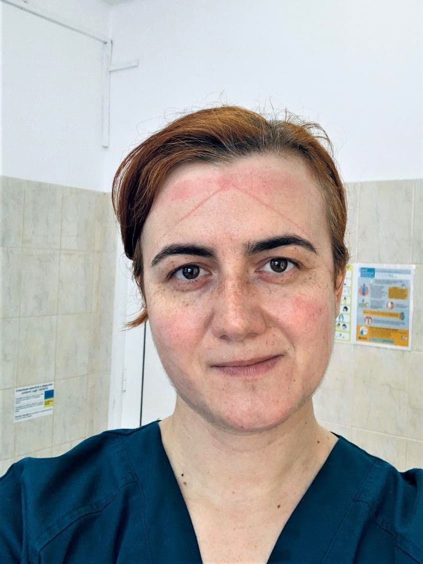 Așa arată fețele a mii de doctori zilele acestea - de un an de zile ei se luptă cu un virus care a ucis peste 24.000 de români. Teodora Iacob, medic specialist la Secția clinică boli infecțioase II din Cluj Foto: arhiva personală