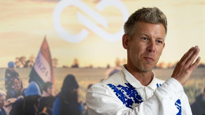 Liderul opoziţiei din Ungaria Peter Magyar a trecut graniţa în România, la Borș dupa 11 zile si 300km parcursi. El a plecat la 14 mai în marş pe jos spre Transilvania din Budapesta, în semn de protest față de trădarea etnicilor maghiari de către Viktor Orban, susținător al lui George Simion