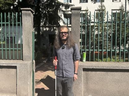 REPORTAJ. Cum votează un nevăzător? Statul a organizat doar 2 secții pentru cei cu deficiențe de vedere, din aproape 19.000