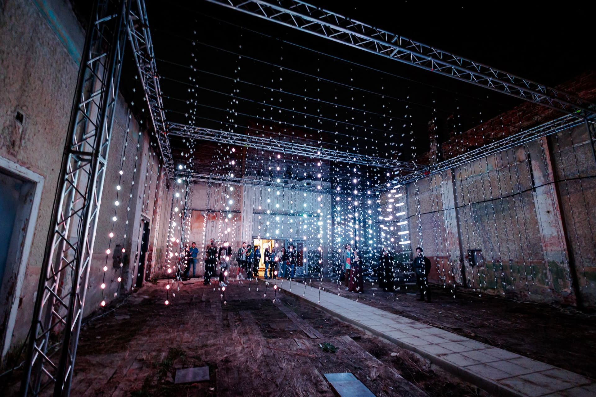 Submergence, una dintre cele mai spectaculoase instalații pe care le-a adus Lights On Romania până acum, amplasată în fostul Cinematograf Arta din Timișoara - clădire abandonată de multi ani, fără acoperiș, și care acum oferă un farmec aparte pentru amplasarea acestei instalații.