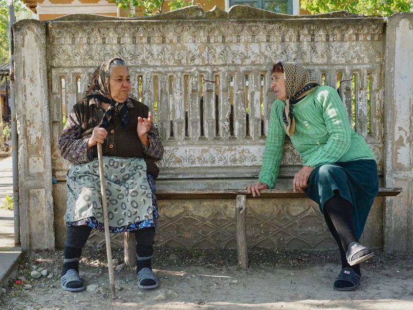 Tușa Sița (stânga) și tanti Jeni (dreapta) păstrează cât pot distanța socială.