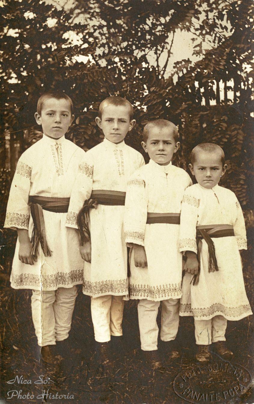 Această fotografie datează din 1928: în imagine sunt patru flăcăi din satul Corlata (județul Suceava), în costume populare şi cu brâuri tricolore. După ce a apărut pe Facebook, o doamnă a făcut următorul comentariu: "O copie a ei se găsește la Muzeul Simion Florea Marian din Suceava și reprezintă, într-adevăr, 4 frați din Corlata: Radu Florea, Liviu Florea, sculptorul Vladimir Florea și Arcadie Florea. Tatăl lor era învățător în comuna Corlata".