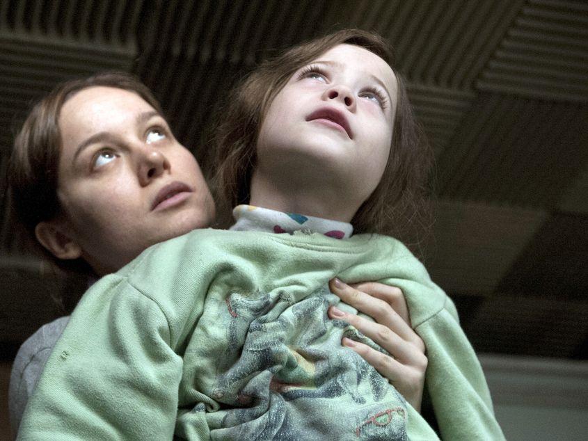 Brie Larson şi Jacob Tremblay, într-o secvenţă din film.