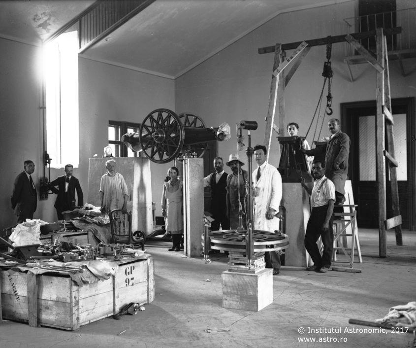 Echipa de cercetători și muncitori a Institutului Astronomic, în timpul montării telescopului Gautier-Prin din sala Meridian. Anul 1926. Foto: astro.ro